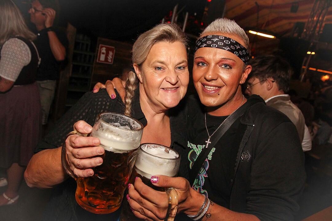 Tanzen, Feiern, Mitsingen &ndash; bayerische Partystimmung bis Mitternacht.