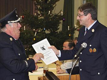 Kommandant Wolfgang Ströhlein (rechts) erhielt das selten vergebene Ehrenkreuz in Gold und ernannte selbst seinen Vorgänger Ralf Mohr zum Ehrenkommandanten der Nordhalbener Wehr.