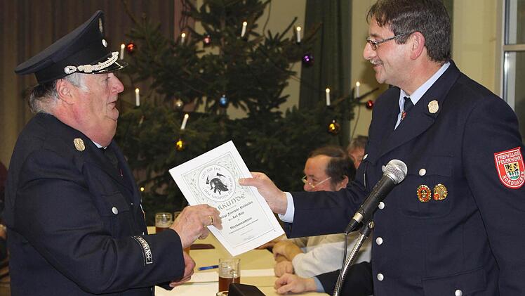 Kommandant Wolfgang Ströhlein (rechts) erhielt das selten vergebene Ehrenkreuz in Gold und ernannte selbst seinen Vorgänger Ralf Mohr zum Ehrenkommandanten der Nordhalbener Wehr.