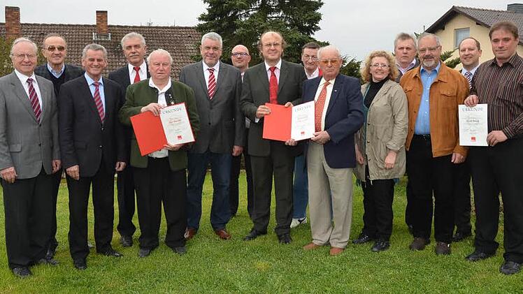 Ehrungen gab es im SPD-Ortsverein Gehülz. Das Bild zeigt (von links): Heinz Köhler, Karl H. Fick, Oswald Marr, Hans Simon, Günter Biesencker, Norbert Tessmer, Thilo Moosmann, Ralf Pohl, Franz Vogler, Erwin Rauh, Marina Schmitt, Franz Renner, Edgar Dunst, Ralf Völkl und Frank Simon.  Fotos: K.-H. Hofmann