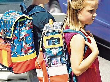 Autofahrer aufgepasst: Erstklässler im Straßenverkehr unterwegs. Foto: dpp-AutoReporter