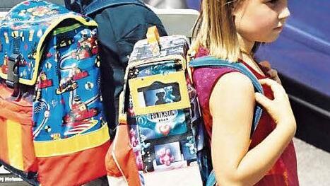 Autofahrer aufgepasst: Erstklässler im Straßenverkehr unterwegs. Foto: dpp-AutoReporter