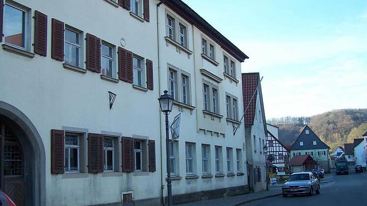 Die ehemalige Gastst&auml;tte "Wei&szlig;es Ross" (im Hintergrund der Marktplatz) liegt im vorgeschlagenen Sanierungsgebiet f&uuml;r die Ortsentwicklung in Kasendorf. Foto: Archiv/Alexander Hartmann
