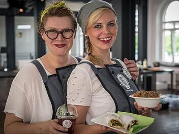 Tina aus Wunsiedel (links) mit ihrer Partnerin Jasmin. Gemeinsam kochen Sie mit Tim Mälzer in der Sat.1-Show "Karawane der Köche" Foto: PR
