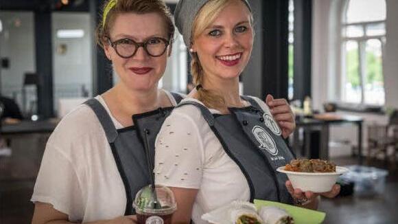 Tina aus Wunsiedel (links) mit ihrer Partnerin Jasmin. Gemeinsam kochen Sie mit Tim Mälzer in der Sat.1-Show "Karawane der Köche" Foto: PR