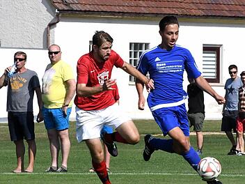 Hier ist Benjamin Zink von der SG Arnshausen (rechts) hellwach am Ball, doch die ersten 20 Minuten verschlief die SG den Start gegen Tim Dittrichs TSVgg Hausen. Foto: Hopf