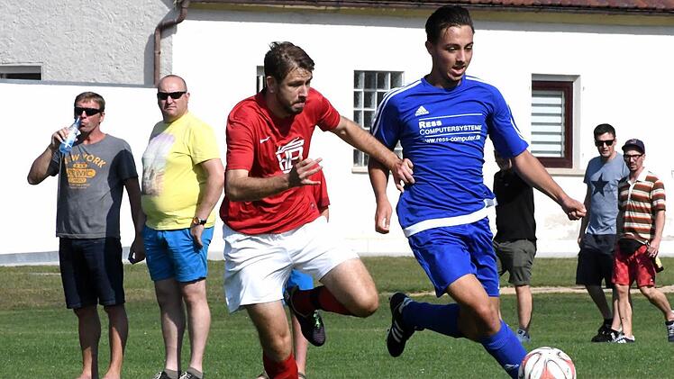 Hier ist Benjamin Zink von der SG Arnshausen (rechts) hellwach am Ball, doch die ersten 20 Minuten verschlief die SG den Start gegen Tim Dittrichs TSVgg Hausen. Foto: Hopf