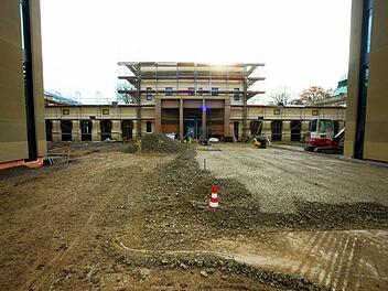 Zwischen den beiden Neubauten f&uuml;r Archivzwecke ist im Innenhof des Beh&ouml;rdenzentrums Luitpoldbad in Bad Kissingen der Platz f&uuml;r B&uuml;hnen vorgesehen. Foto: Siegfried Farkas