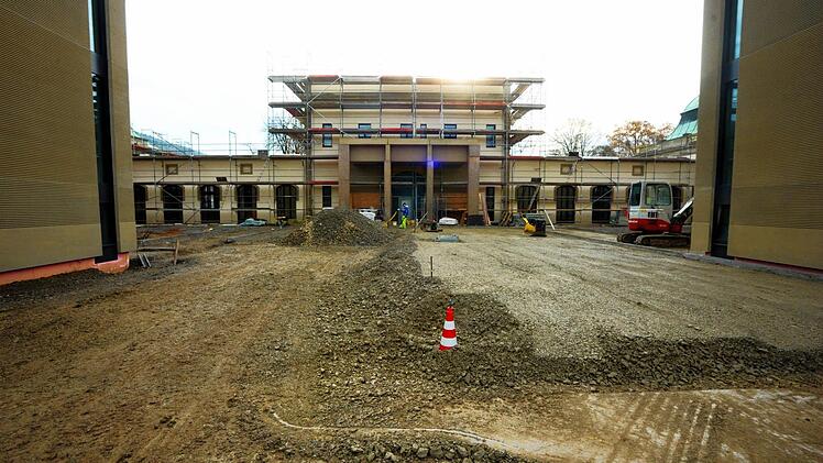 Zwischen den beiden Neubauten f&uuml;r Archivzwecke ist im Innenhof des Beh&ouml;rdenzentrums Luitpoldbad in Bad Kissingen der Platz f&uuml;r B&uuml;hnen vorgesehen. Foto: Siegfried Farkas