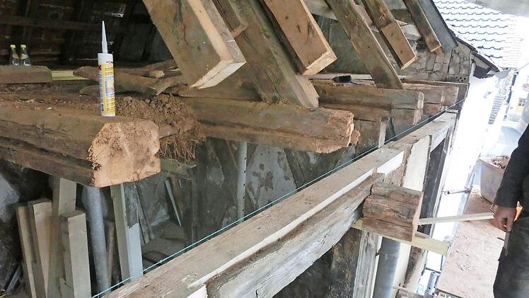 Außenwand und Dachstuhl in der Oberen Heppengasse: Viel Arbeit stand an, einige Balken mussten ersetzt, Wände und Böden restauriert und zum Teil erneuert werden. Foto: Erlwein