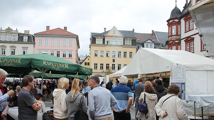 An den Zelten bildeten sich am Freitagmittag schnell lange Schlangen.Foto: Ulrike Nauer