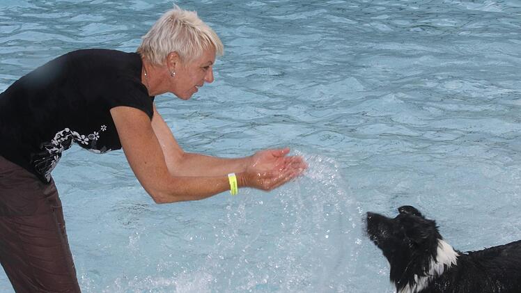 Wasserspiele: Liane Schmidt mit ihrem CharlyWolfgang Desombre