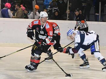 Starkes Comeback: In den drei Spielen seit seiner "Wiedereingliederung" ins Wolfsrudel erzielte Romans Nikitins (links) zwei Treffer. In Füssen sammelte der 41-Jährige einen Scorerpunkt mit der Vorlage zum Führungstreffer.Hopf