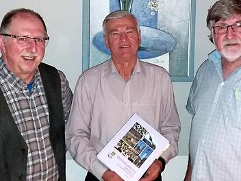 Die Autoren Norbert Neugebauer, Horst Mohr und Hans Blinzler (von links) präsentieren das neue Heimatkundliche Jahrbuch des Landkreises Kronach mit ihren Beiträgen.  Foto: Michael Wolf