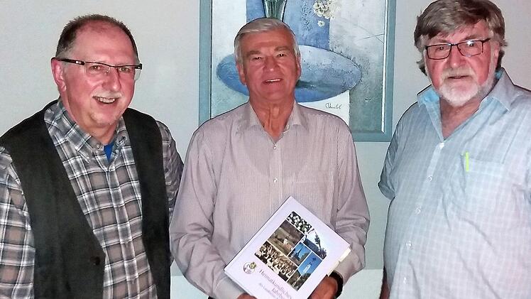 Die Autoren Norbert Neugebauer, Horst Mohr und Hans Blinzler (von links) präsentieren das neue Heimatkundliche Jahrbuch des Landkreises Kronach mit ihren Beiträgen.  Foto: Michael Wolf