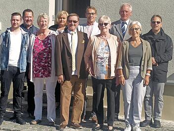 Das Jubelpaar Edelgard und Werner Schmid (vorne Mitte) zusammen mit Zweitem Bürgermeister Bruno Beierlorzer (Dritter von rechts) und Pfarrer Richard Reis (rechts) sowie der Familie Foto: Susanne Deuerling