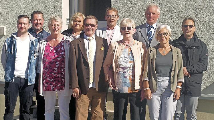 Das Jubelpaar Edelgard und Werner Schmid (vorne Mitte) zusammen mit Zweitem Bürgermeister Bruno Beierlorzer (Dritter von rechts) und Pfarrer Richard Reis (rechts) sowie der Familie Foto: Susanne Deuerling