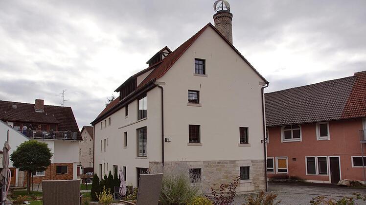 Durch den Abbruch der später angebauten Werkstatt gewann das Haus einen Garten, in dem sich jetzt die Mieter der Ferienwohnungen entspannen können.