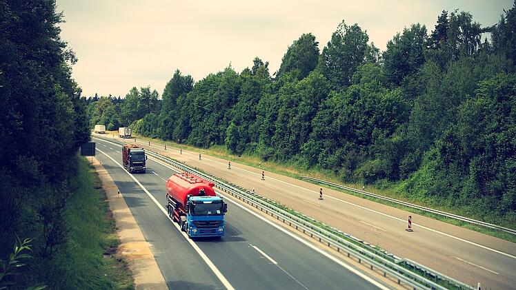 Auf der A7 ist es zu einem Unfall mit einem Lkw gekommen.