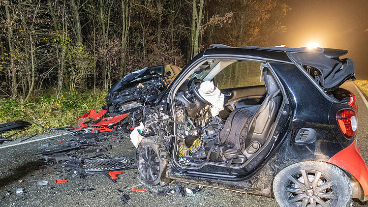 Weismain: Frontalkollision zwischen Smart und SUV: Eine Person eingeklemmt und schwer verletzt
