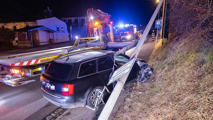 1,6 Promille: 21 J&auml;hriger kracht innerorts gegen Laternenmast