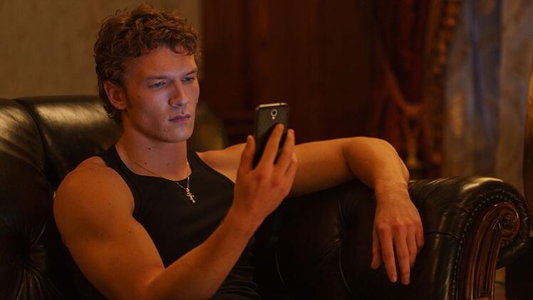 Ilya (Connor Storrie)und Shane kommunizieren &uuml;ber SMS unter den Cpodenamen Jane und Lily.