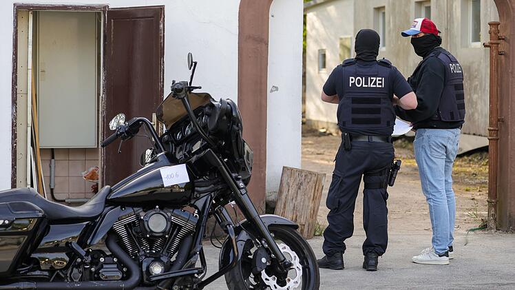 1.200 Polizisten bei Razzia gegen "Hells Angels" im Einsatz
