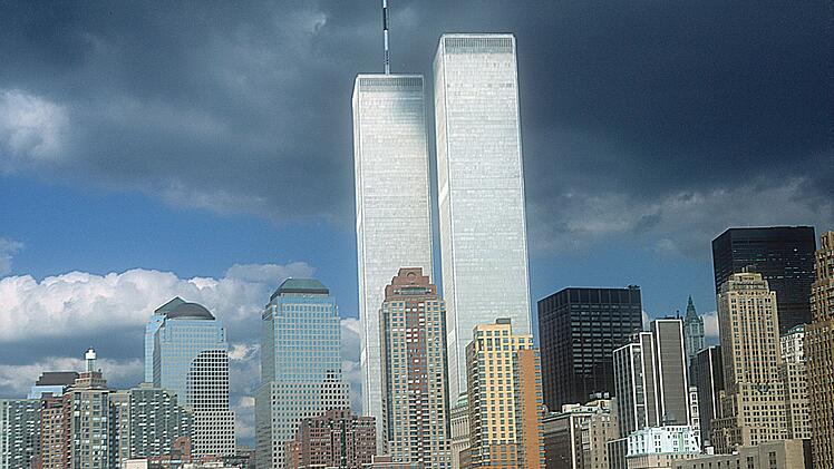 Die Twin Towers des World Trade Centers kamen am 11. September 2001 durch den gr&ouml;&szlig;ten Terroranschlag zu Fall, den die USA bislang erlebten. Eine 90-min&uuml;tige Dokumentation blickt zum 25. Jahrestag auf die Ereignisse von 9/11 zur&uuml;ck. Mit b&auml;renstark montierten Bildern und bewegenden Interviews mit Augenzeugen und Verantwortungstr&auml;gern.