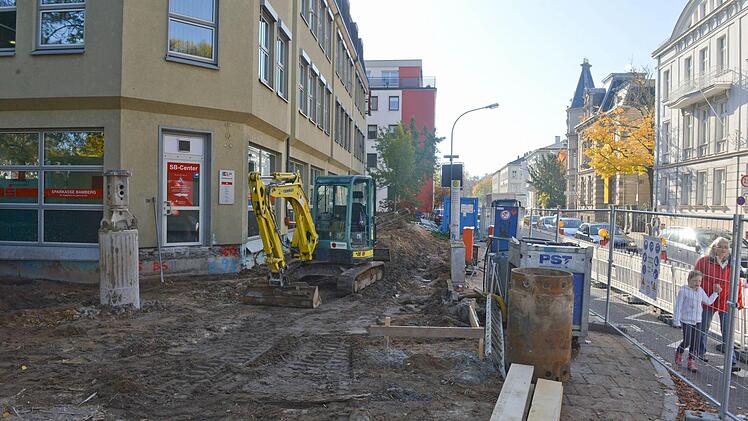 Für den gläsernen Erweiterungsbau entlang  derHainstraße opferte die Sparkasse den Grünstreifen.