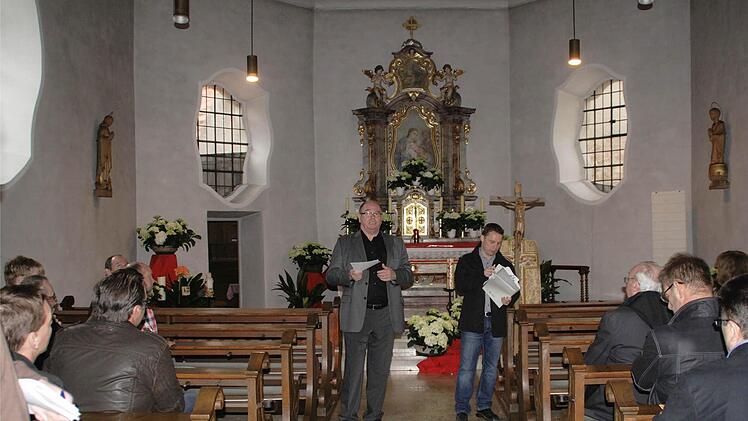 In der St. Vitus-Kirche in Hörblach muss die Gemeinde erhebliche Investitionen vornehmen. Die Gemeinderäte machten sich bei einem Ortstermin ein Bild von den anstehenden Arbeiten. Foto: G. Bauer