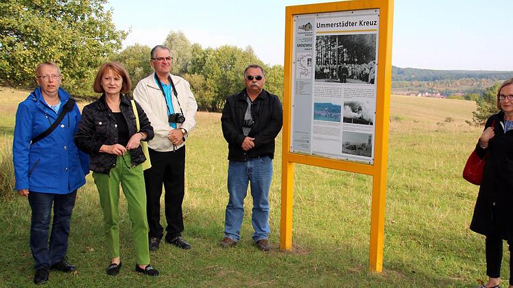 Da die Kanadier großes Interesse an der deutschen Geschichte zeigten, durfte auch ein Ausflug zum Ummerstädter Kreuz am Tag der Deutschen Einheit nicht fehlen. Von links: Ellen Borzel-Gaboury, Marianne Krüg, Gordon Marshall, Brian Gaboury und Joanne Marshall. Foto: Bettina Knauth