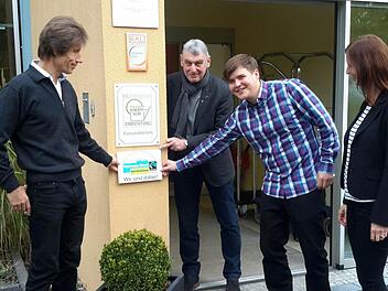 Da soll das Schild hin: Peter Faulstich (von links), 2. Bürgermeister Jürgen Pfister, Jonathan Kirchner und Ellen Morper haben schon einen Platz für das neue Zertifikat gefunden. Foto: Rolf Pralle
