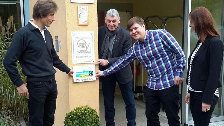 Da soll das Schild hin: Peter Faulstich (von links), 2. Bürgermeister Jürgen Pfister, Jonathan Kirchner und Ellen Morper haben schon einen Platz für das neue Zertifikat gefunden. Foto: Rolf Pralle