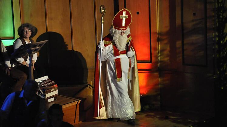Auch der Nikolaus hatte seinen, allerdings stummen, Auftritt.  Foto: Peter Klopf