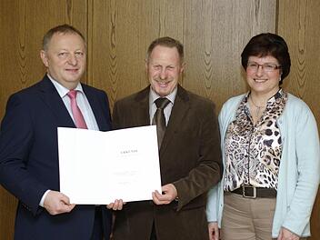 Landrat Thomas Bold (l.) und Bürgermeisterin Patrizia Schießer (r.) dankten dem Ex-Bürgermeister Euerdorfs, Reinhard Hallhuber (M.) für seine Verdienste in der kommunalen Selbstverwaltung, die er sich in 18 Jahren erworben hat.  Foto: Winfried Ehling