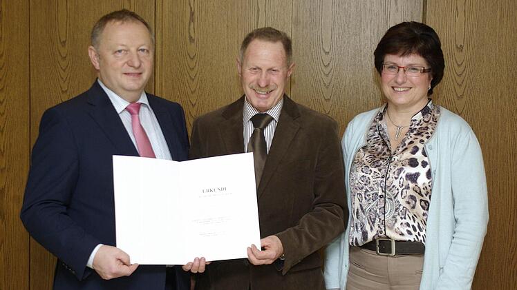 Landrat Thomas Bold (l.) und Bürgermeisterin Patrizia Schießer (r.) dankten dem Ex-Bürgermeister Euerdorfs, Reinhard Hallhuber (M.) für seine Verdienste in der kommunalen Selbstverwaltung, die er sich in 18 Jahren erworben hat.  Foto: Winfried Ehling