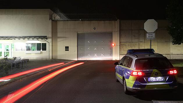 Ein Polizeiwagen vor der Justizvollzugsanstalt (JVA) Leipzig. Das s&auml;chsische Justizministerium hat best&auml;tigt, dass der unter Terrorverdacht festgenommene Dschaber al-Bakr tot ist. Den Angaben zufolge t&ouml;tete sich der 22-j&auml;hrige Syrer am Mittwochabend selbst in der Justizvollzugsanstalt Leipzig. Foto:&nbsp;Jan Woitas/dpa