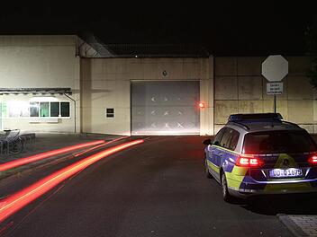 Ein Polizeiwagen vor der Justizvollzugsanstalt (JVA) Leipzig. Das sächsische Justizministerium hat bestätigt, dass der unter Terrorverdacht festgenommene Dschaber al-Bakr tot ist. Den Angaben zufolge tötete sich der 22-jährige Syrer am Mittwochabend selbst in der Justizvollzugsanstalt Leipzig. Foto: Jan Woitas/dpa