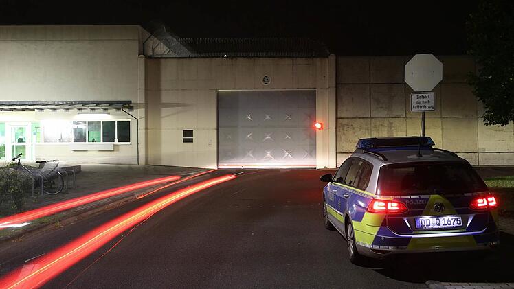 Ein Polizeiwagen vor der Justizvollzugsanstalt (JVA) Leipzig. Das sächsische Justizministerium hat bestätigt, dass der unter Terrorverdacht festgenommene Dschaber al-Bakr tot ist. Den Angaben zufolge tötete sich der 22-jährige Syrer am Mittwochabend selbst in der Justizvollzugsanstalt Leipzig. Foto: Jan Woitas/dpa
