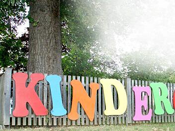 Bunte Lettern zeugen davon, dass es hier lebendig zugeht: Der Kindergarten lockt. Foto: Sabine Weinbeer