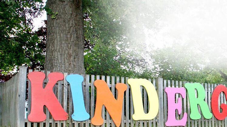 Bunte Lettern zeugen davon, dass es hier lebendig zugeht: Der Kindergarten lockt. Foto: Sabine Weinbeer