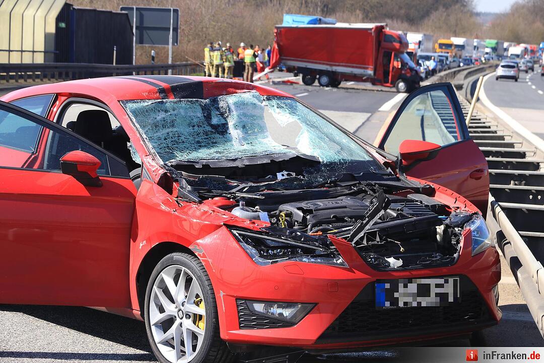 Kleintransporter zieht unvermittelt auf die linke Spur - Seat kracht auf der A70 ins Heck