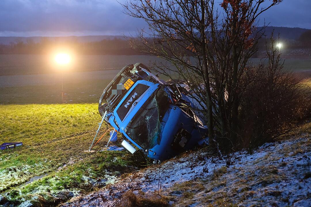A9 bei Nürnberg: Gefahrengut-Lkw landet im Graben