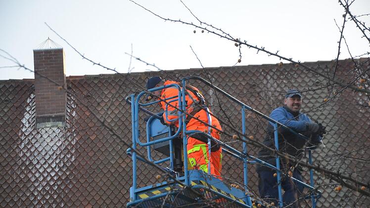 Walter Drebinger (rechts) auf dem Rückweg zur Erde. Im Hintergrund sieht man die Stahlkonstruktion auf einem Kamin.  Foto: bp