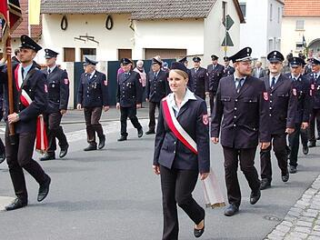 Ein gelungenes Jubiläum feierte die Freiwillige Feuerwehr Burglauer (im Bild) beim Festzug durch das ganze Dorf, an dem sich fast 35 Abordnungen beteiligten.  Fotos: Manfred Mellenthin