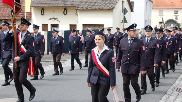Ein gelungenes Jubiläum feierte die Freiwillige Feuerwehr Burglauer (im Bild) beim Festzug durch das ganze Dorf, an dem sich fast 35 Abordnungen beteiligten.  Fotos: Manfred Mellenthin