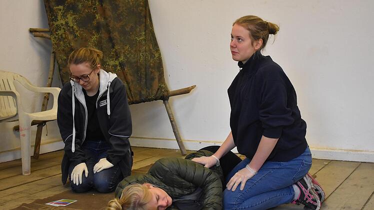 Der Bodycheck ist ein wichtiger  Bestandteil der Ausbildung Erste-Hilfe im Einsatz. Was dabei zu beachten  ist, wurde den Studentinnen während des Besuchs vermittelt. Foto: Sebastian Vogt