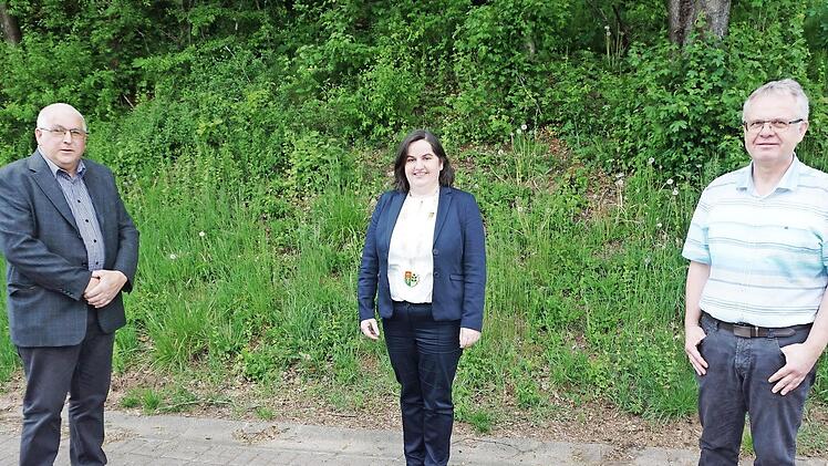 Bürgermeisterin Sonja Reubelt mit ihren Stellvertretern. Siegfried Söder (links) ist der neue stellvertretende Bürgermeister der Gemeinde Sandberg. Neueinsteiger Stefan Söder (rechts) wurde zum 3. Bürgermeister gewählt.  Foto: Marion Eckert