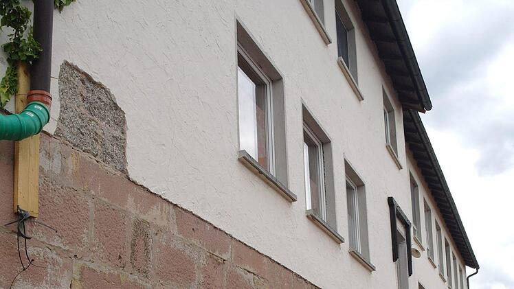 Insgesamt müssen hier noch 300 Kubikmeter Erde aufgeschüttet werden, bis der Zugang barrierefrei erfolgen kann. Foto: Stephanie Elm