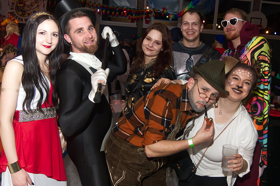 Fasching pur in der Grundschulturnhalle